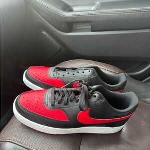 Nike Men's Black and Red Low-Top Sneakers